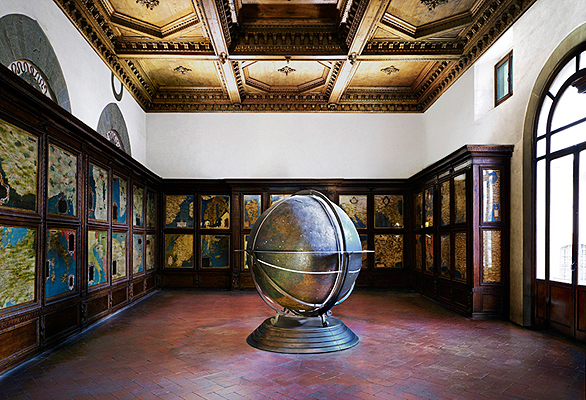 Globus – Palas – Florenz by Candida Hofer